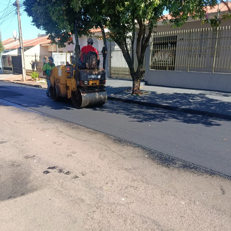 Prefeitura de Sarandi intensifica recape asfáltico e sinalização viária no Jardim Verão